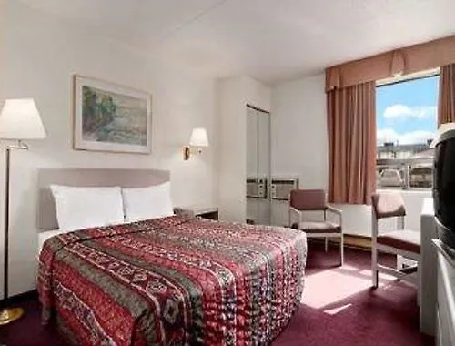 Travelodge By Wyndham Edmonton West 2*,